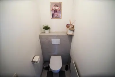 a small bathroom with a toilet in a room at Privé kamer met gedeelde badkamer - rand Antwerpen - afrit E313 Wommelgem in Antwerp