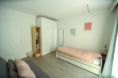 a bedroom with a bed and a couch in it at Privé kamer met gedeelde badkamer - rand Antwerpen - afrit E313 Wommelgem in Antwerp