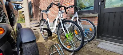 a bike is parked in front of a door at Logeerkamer XXL 25 m2 in Zemst