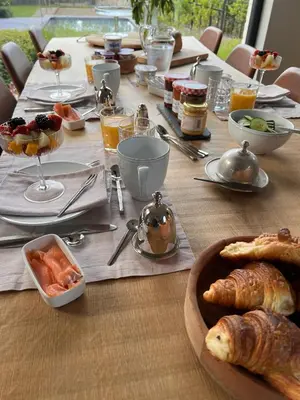 a long table with food and drinks and a table with food at B&B 't Kloosterveld in Boutersem