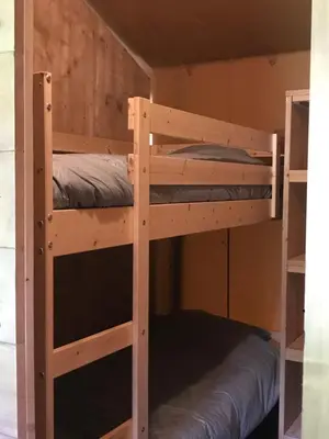 a couple of bunk beds in a room at de Swaenhoeve in Zoersel