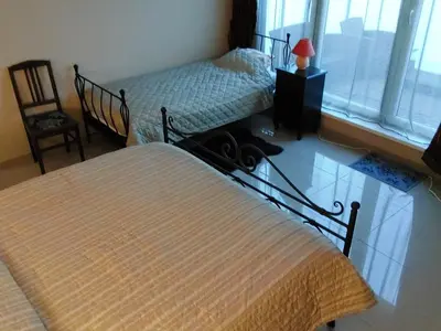 a bedroom with two twin beds and a window at loft/appartement golden dragon in Dessel