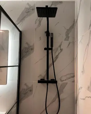 a shower with a shower head in a bathroom at Hôtel La Pièce in Brussels