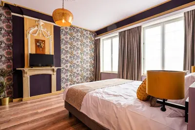 a hotel room with a bed and a tv at Boutique hotel Sies in Watervliet
