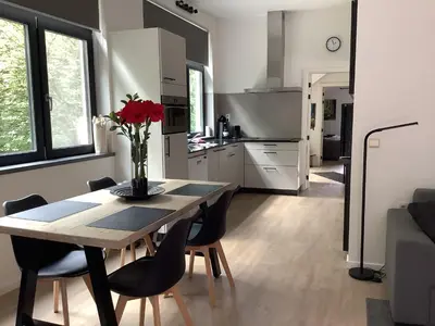 a kitchen and dining room with a table and chairs at Vakantiewoningeikenhof in Londerzeel