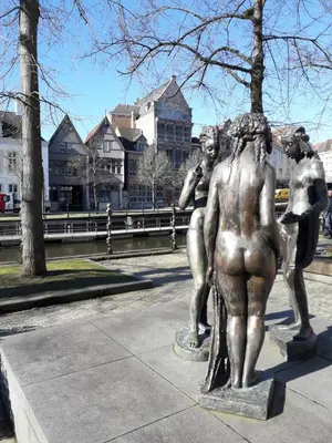 a statue of two women standing next to each other at Het Maelslot (Mechelen) in Mechelen