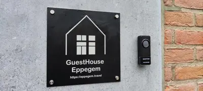 a sign on the side of a brick wall at Fitness loft 50 m2 in Zemst