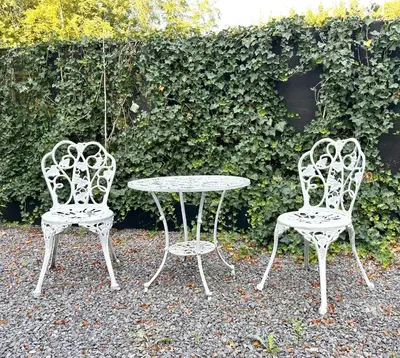 two chairs and a table in front of a wall at Royal Horses in Overijse