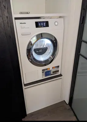 a washing machine sitting in a corner of a room at luxe en authenticiteit in Antwerp
