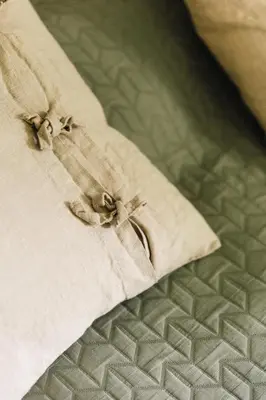 a close up of a white pillow on a bed at Bijgebouw hoeve in landelijke omgeving in Putte